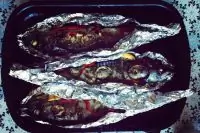 Скумбрия, запеченная в фольге, со сладким перцем
