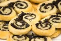 Завитки из слоеного теста с тапенадом
