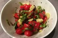 Салат из помидоров черри с тархуном в греческом стиле