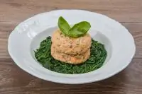 Паровые рыбные котлеты со шпинатом