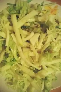 Легкий зеленый салат с яблоком и огурцом