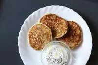 Оладьи с киноа и овощами