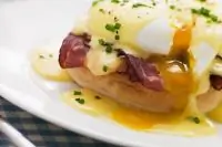 Яйца по бенедиктински с ветчиной