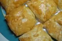 Куриной филе с морковью и специями, запеченное в слоеном тесте