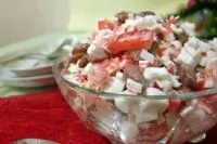 Салат с фасолью и крабовыми палочками под зеленью и чесноком