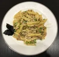 Пенне с тунцом и зеленым горошком