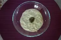 Суп со сливочным плавленым сыром, креветками, соусом песто с кешью и сушеным базиликом