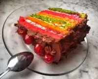 Радужный бисквитный торт