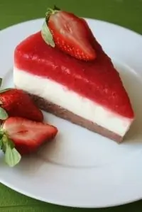 Йогуртовый торт на розовой воде с клубникой и рикоттой без выпекания