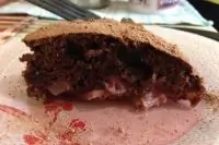 Шоколадный пирог с клубникой