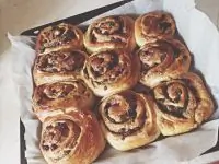 Булочки «Розы» с сахаром и изюмом