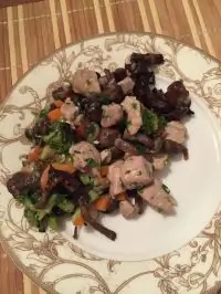 Нежная свинина с тушеными овощами, грибами и пряностями