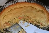 Закрытый куриный пирог с овощами и сливочным соусом