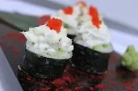 Запеченный ролл с крабом и авокадо