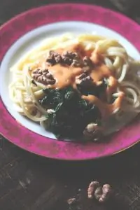 Паста со шпинатом и соусом из фасоли