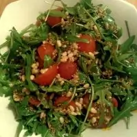 Салат с рукколой, горчичной заправкой и кедровыми орешками