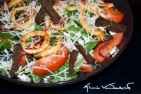 Салат с морскими гадами и гренками из бородинского хлеба