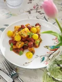 Пататас-бравас с колбасками