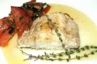 Треска с соусом «Марсала» и салатом из помидоров и базилика