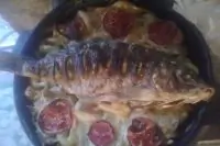 Запеченный карп или сазан с картошкой и луком