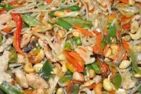 Ло мейн по китайски с курицей и кешью