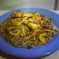 Лапша соба с овощами и сыром тофу под соусом терияки