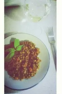 Чечевица с томатами и зеленью