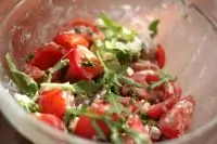 Салат из помидоров, тимьяна и вяленого мяса