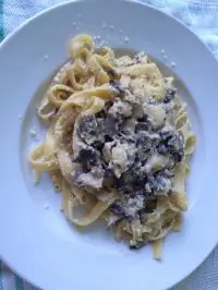 Паста под сливочным соусом с гребешками
