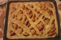 Пирог с красными сливами