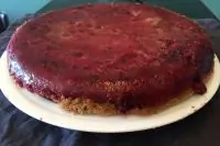 Перевернутый клюквенный пирог с фисташками