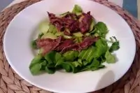 Салат из авокадо, рукколы и анчоусов