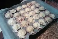 Ракушки гребешков, запеченые с чесноком