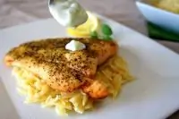 Лосось по гречески с соусом дзадзики