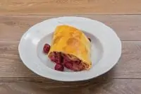 Штрудель с вишней, маскарпоне и миндалем