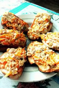 Гренки с печенью трески, морковью и луком