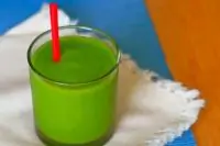 Смузи из брокколи, шпината и фруктов