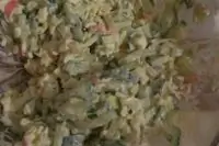 Салат с крабовыми палочками, огурцами и зеленым луком