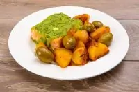 Филе семги с базиликом, оливками и картофелем