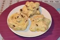 Булочки сдобные с изюмом и орехами из картофельного дрожжевого теста