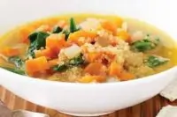 Суп из фасоли с киноа и шпинатом