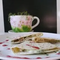 Кесадилья с грушей и сыром