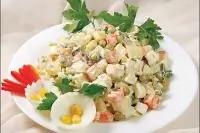 Салат «Столичный» с курицей и крабовыми палочками