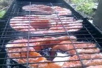 Шашлык из красной рыбы на решетке