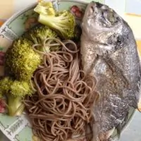 Дорада с лапшой соба и брокколи