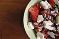 Теплый салат с сыром камамбер и бразильским орехом