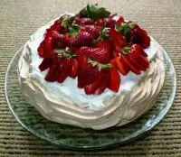 Десерт «Павлова» со свежими ягодами