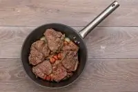 Медальоны из говядины с грибным соусом