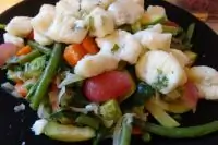 Творожные ньокки на овощной подушке со сливочно-рокфоровым соусом