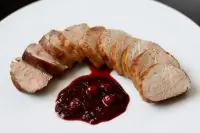 Свинина с соусом из сушеной вишни, меда и гвоздики